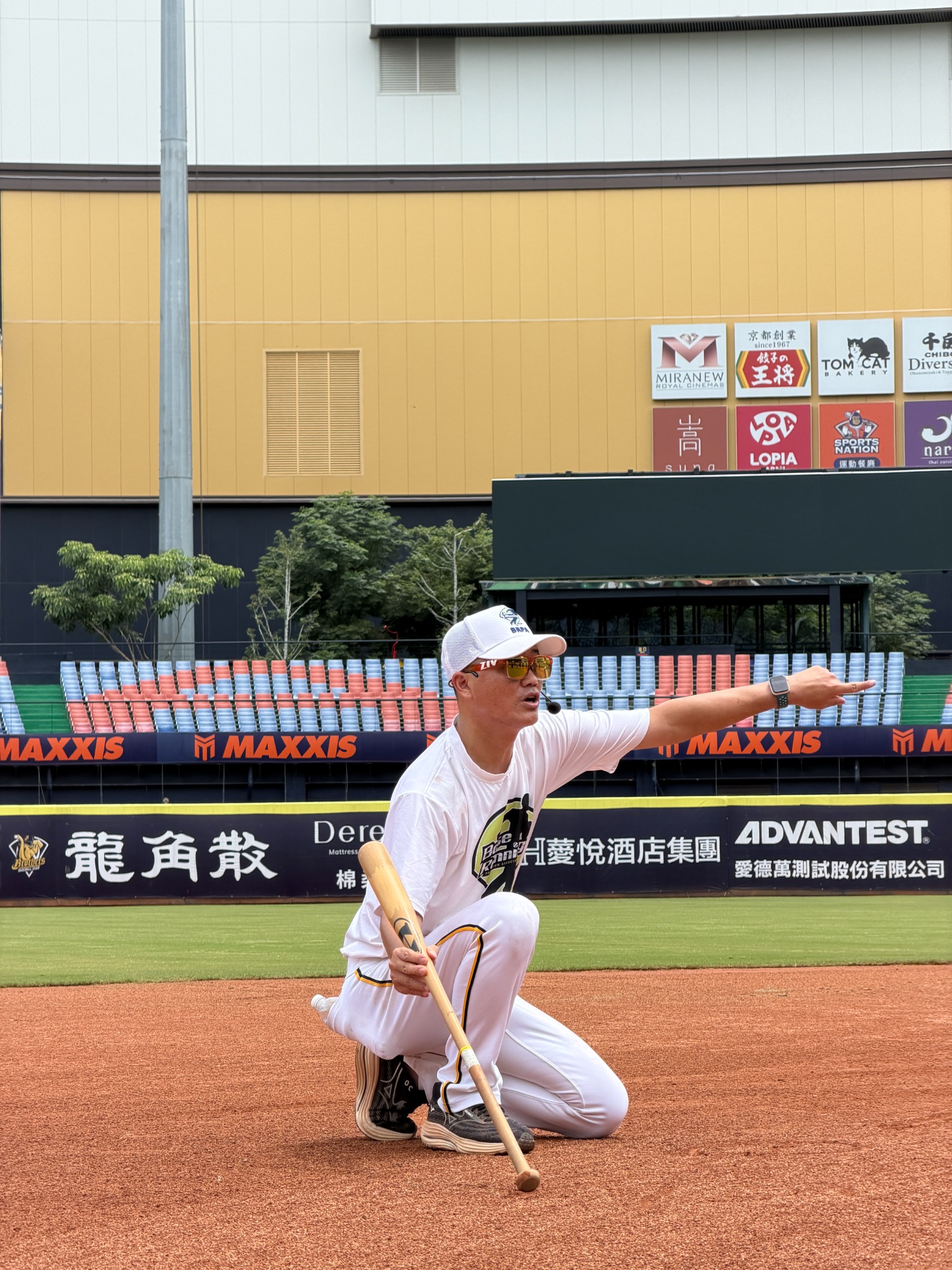 棒球選手在比賽中跪地指向場內